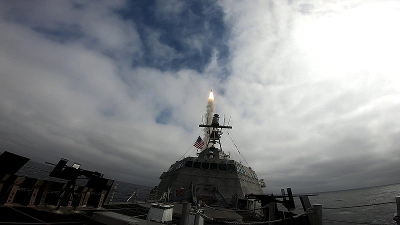 Запуск зенитной ракеты SM-6 с борта корабля прибрежной зоны "Саванна", США